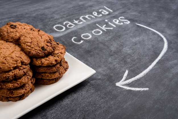 Foto gratuita galletas de avena dulce en placa