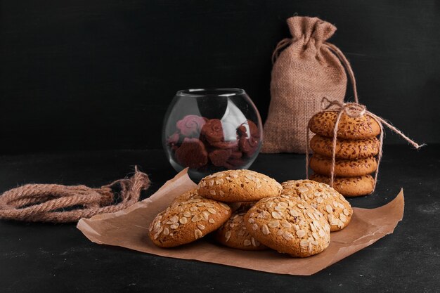 Galletas de avena con galletas de cacao en superficie rústica.