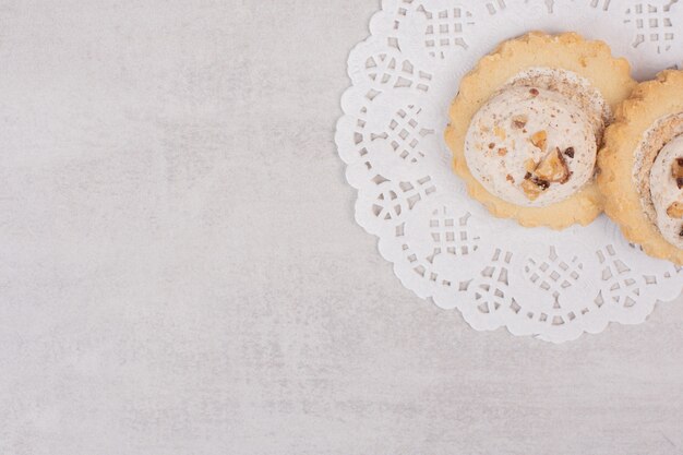 Galletas de avena con pasas en blanco.