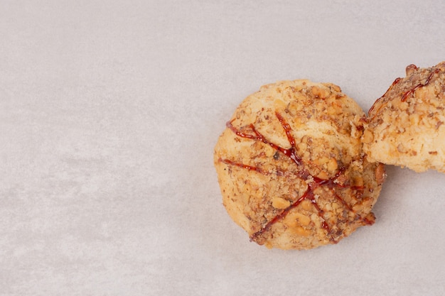 Galletas de avena con salsa de caramelo sobre gris.