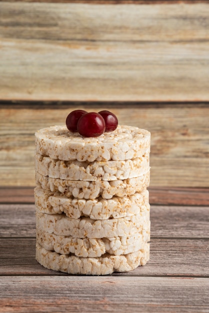 Galletas de avena servidas con frutos rojos