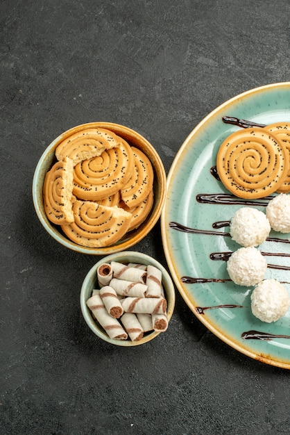 Galletas de azúcar de vista superior con caramelos sobre fondo gris