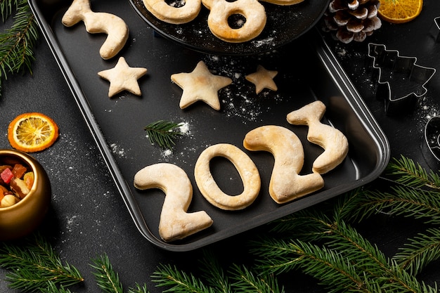 Galletas en bandeja celebración de año nuevo alto ángulo