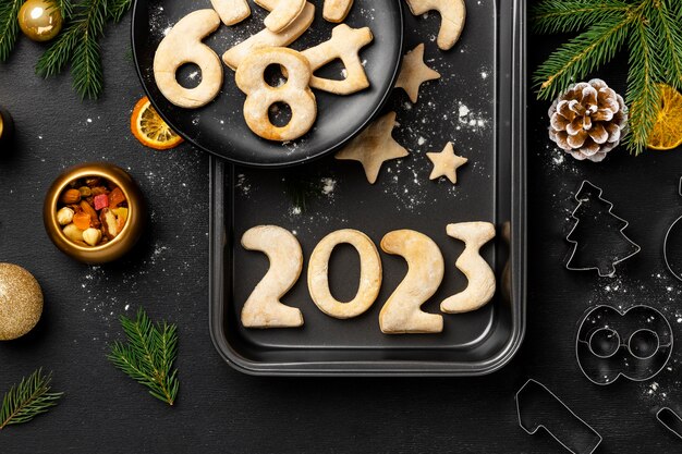 Galletas en la bandeja vista superior de celebración de año nuevo