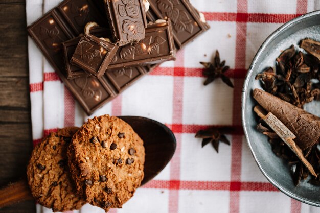 Galletas y barra de chocolate amargo con especias orientales.