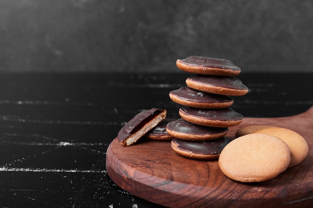 Galletas de bizcocho de chocolate sobre una tabla de madera