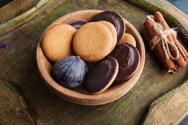 Galletas de bizcocho de chocolate en una taza de madera.