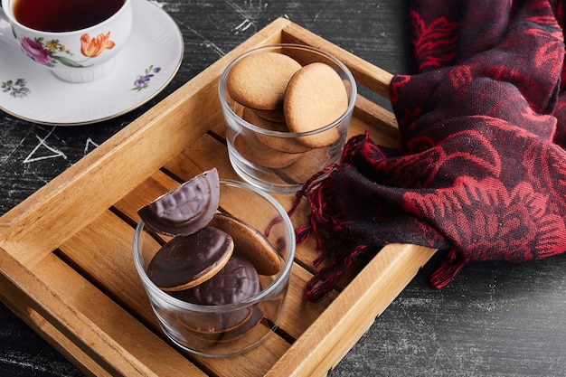 Galletas de bizcocho de chocolate en una taza de vidrio.