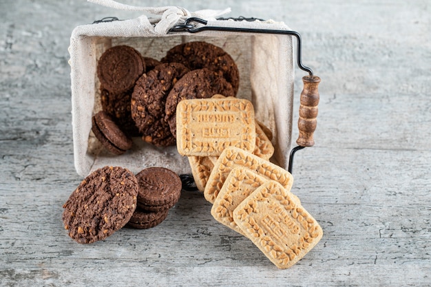 Galletas de cacao y mantequilla en una canasta