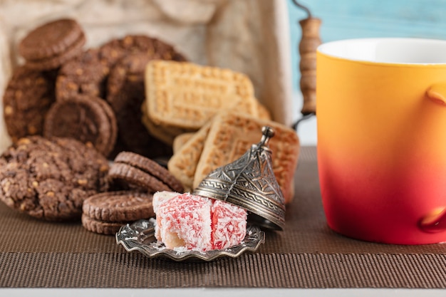 Galletas de cacao y mantequilla sin sal con una taza de bebida