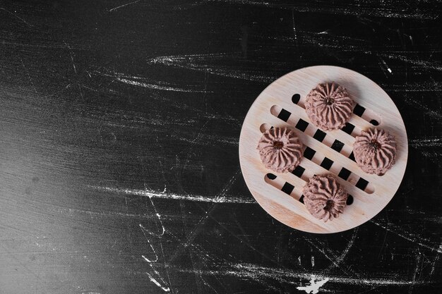 Galletas de cacao en un plato de madera.