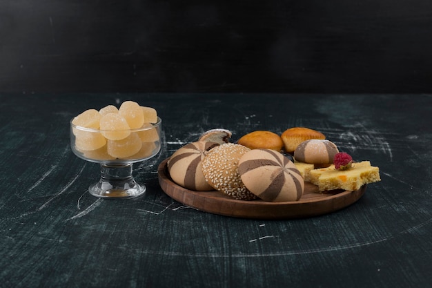 Galletas de cacao y vainilla con una taza de mermeladas