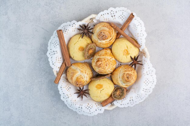 Galletas en canasta con clavo y canela. Foto de alta calidad