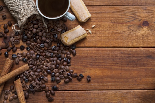 Galletas y canela cerca del café