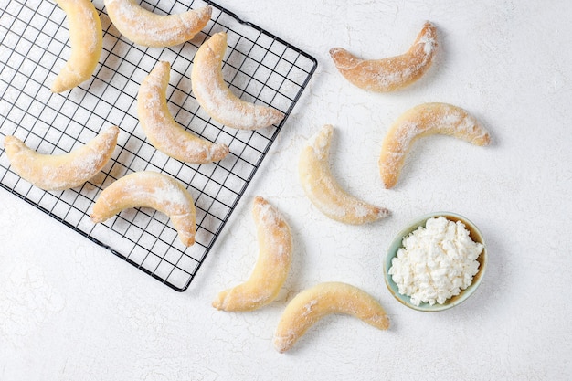 Foto gratuita galletas caseras en forma de plátano con relleno de requesón.