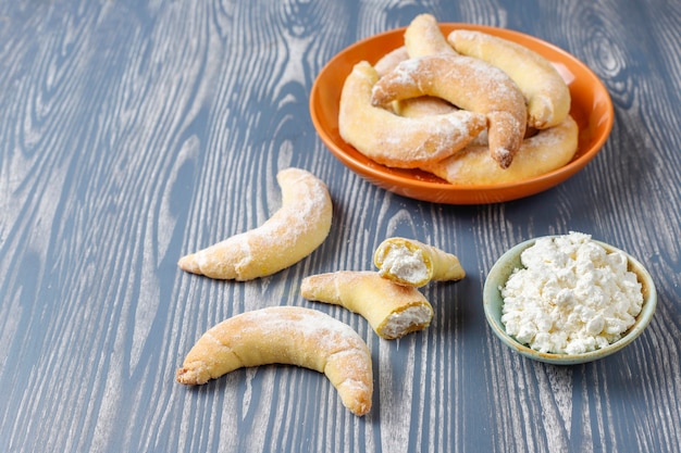 Galletas caseras en forma de plátano con relleno de requesón.