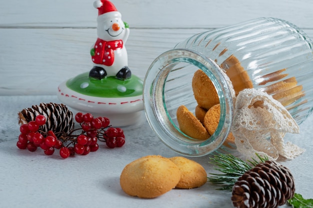 Foto gratuita galletas caseras frescas delante del tarro en superficie gris.