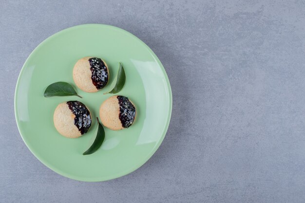 Galletas caseras frescas en placa verde