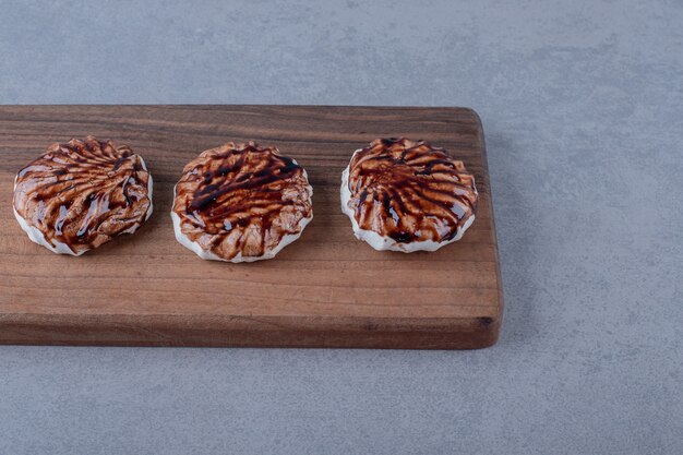 Galletas caseras frescas sobre tabla de madera