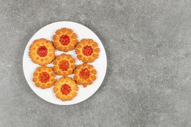 Galletas caseras con gelatina en plato blanco