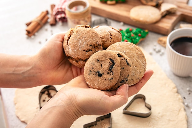 Foto gratuita galletas caseras en manos femeninas horneando navidad