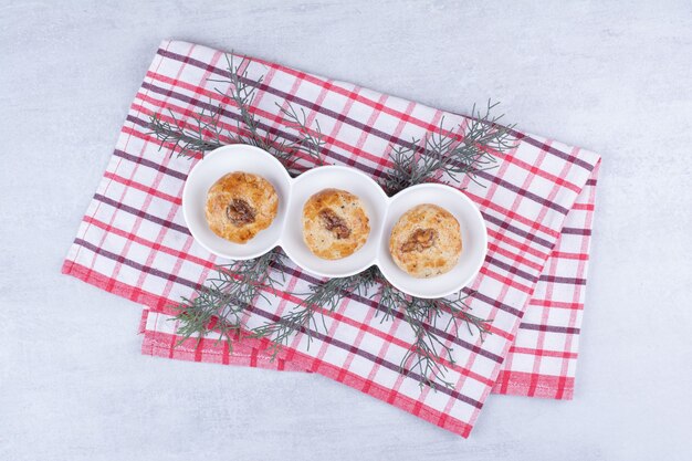 Galletas caseras con nueces sobre mantel.