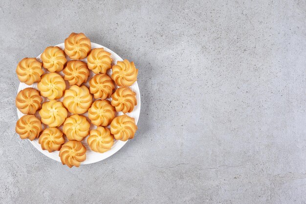 Galletas caseras en un plato sobre fondo de mármol.