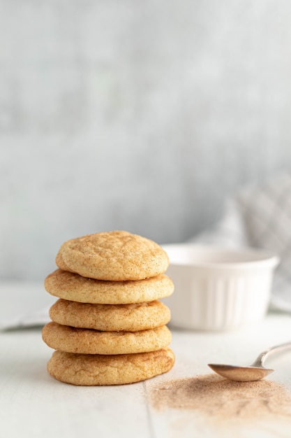 Foto gratuita galletas cerca de la cuchara