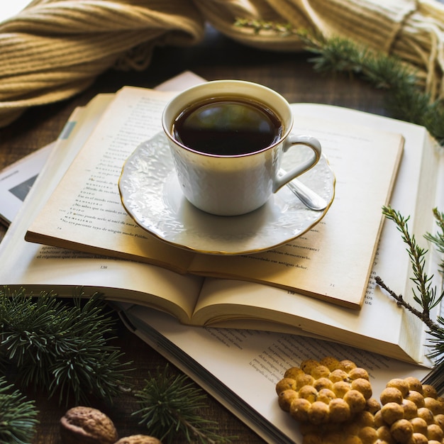 Galletas cerca de té y libros