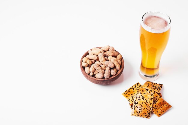 Galletas con cerveza en blanco.