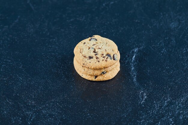 Galletas de chispas de chocolate sobre una superficie de mármol