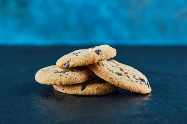 Foto gratuita galletas de chispas de chocolate sobre una superficie de mármol