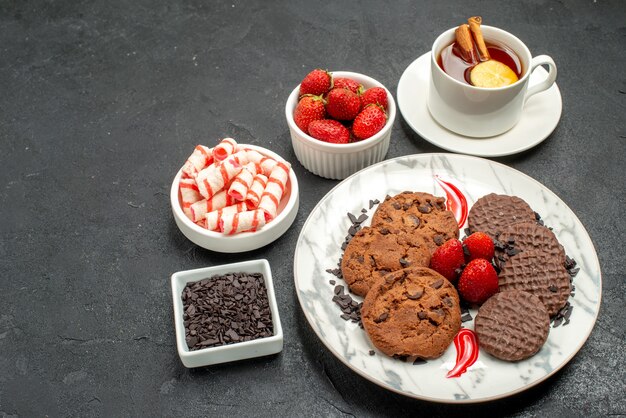 Galletas de choco de vista superior con taza de té