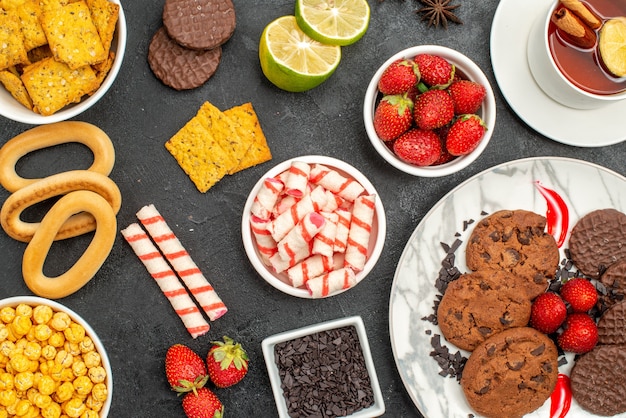 Galletas de choco de vista superior con taza de té