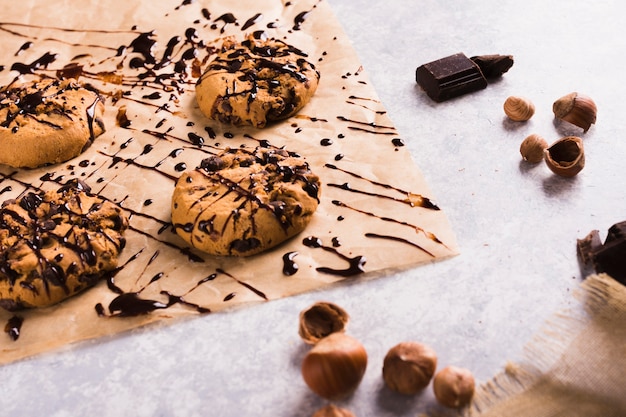 Foto gratuita galletas de chocolate y avellanas