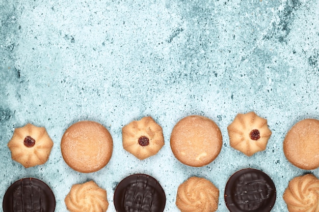 Foto gratuita galletas de chocolate y avena en una mesa azul. dulce encuadre.