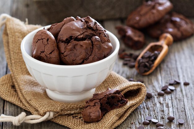 Galletas de chocolate en un bol