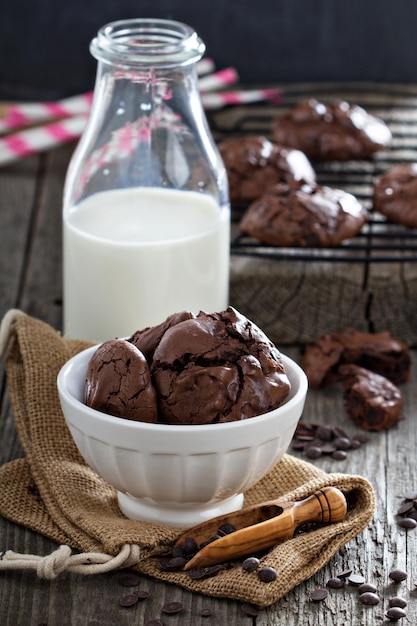 Galletas de chocolate en un bol