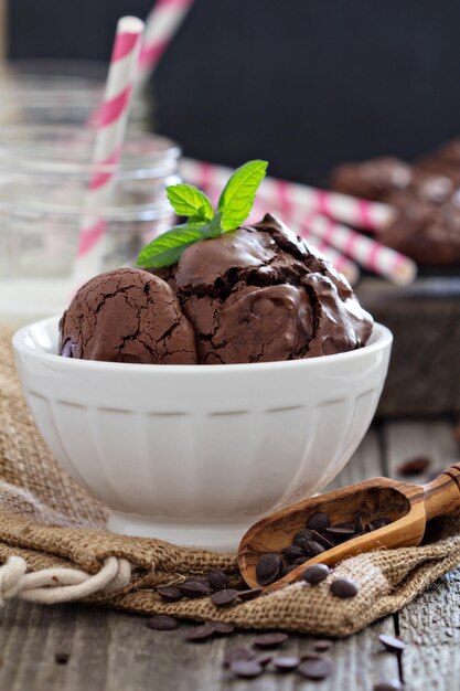 Galletas de chocolate en un bol