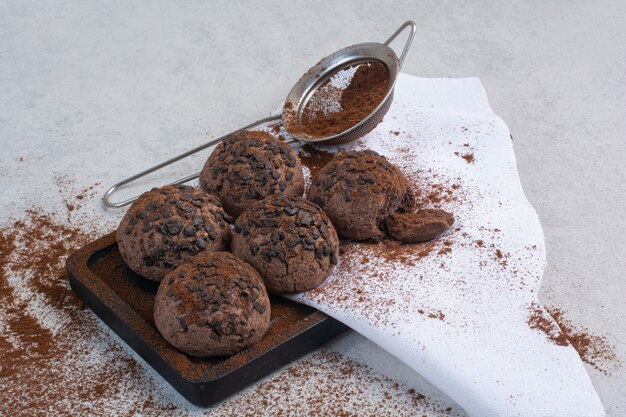 Galletas de chocolate con cacao en polvo en placa de madera