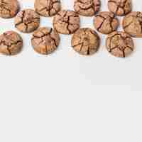 Foto gratuita galletas de chocolate caseras agrietadas sobre fondo blanco
