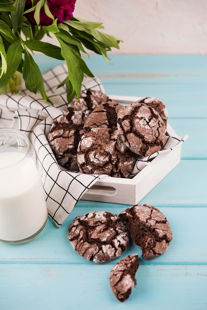 Galletas de chocolate caseras en la mesa