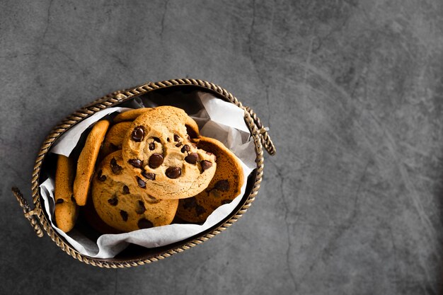 Galletas de chocolate en una cesta