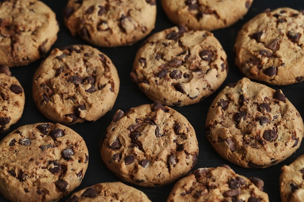 Foto gratuita galletas de chocolate con chispas de chocolate