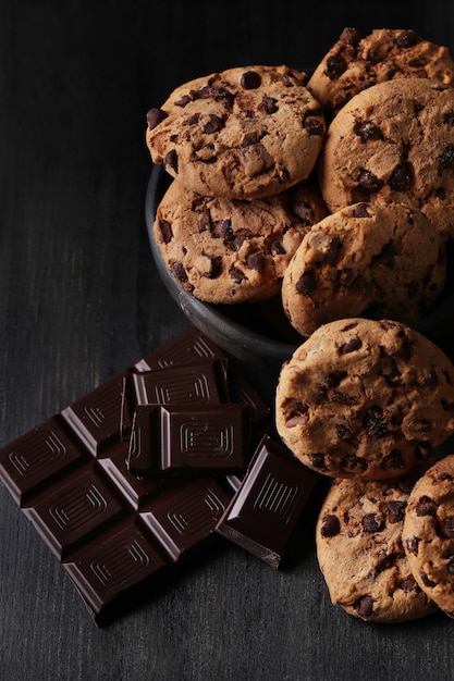 Foto gratuita galletas de chocolate con chispas de chocolate