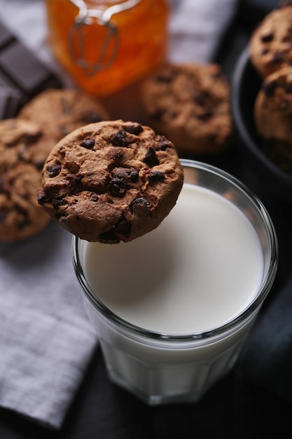 Foto gratuita galletas de chocolate con chispas de chocolate