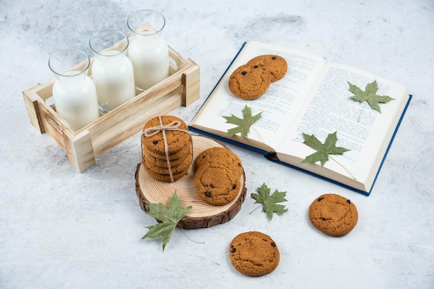 Galletas de chocolate en cuerda sobre una tabla de madera.