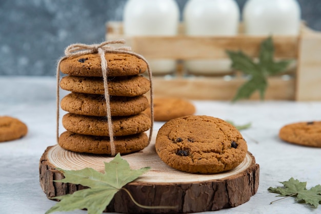 Galletas de chocolate en cuerda sobre una tabla de madera.