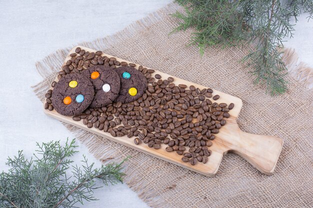 Galletas de chocolate decoradas con caramelos y granos de café.