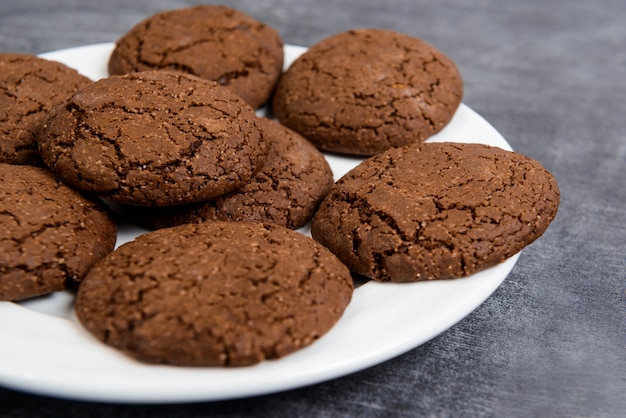 Foto gratuita galletas de chocolate dulce en placa